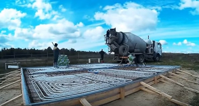 Миксер на базе камаза отгружает бетон марки м100