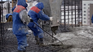 Заливка бетона рабочими